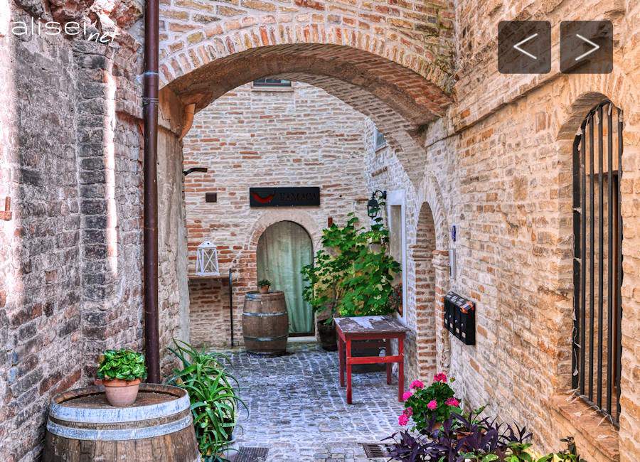 Avvio galleria fotografica un vicolo del borgo di Altidona