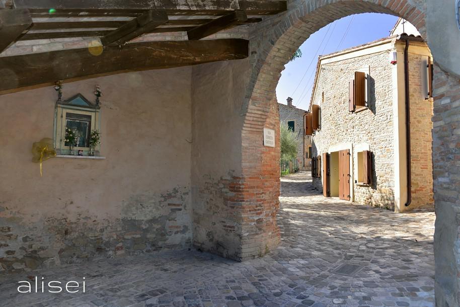 ingresso al borgo di Cerreto Castello