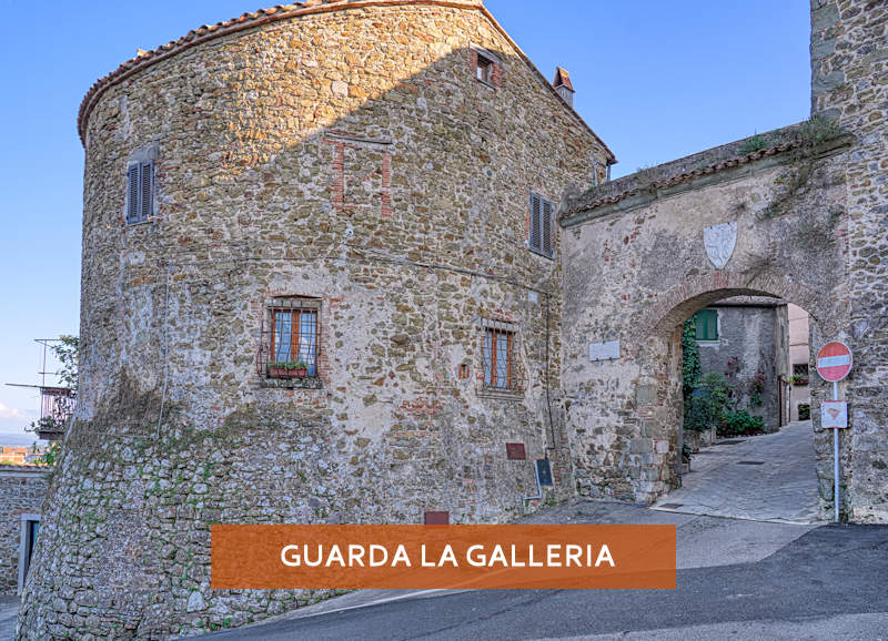 Porta Fiorella e la torre Manciano