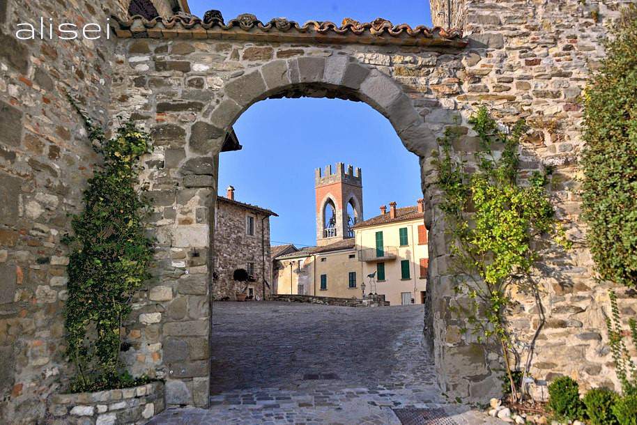 Inquadratura della piazza dalla porta d'ingresso portale antico borgo di Montecerignone