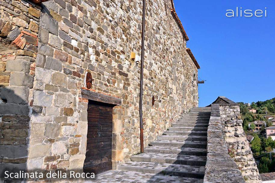 Scalinata che porta all'ingresso della Rocca scalinata alla rocca di Montecerignone