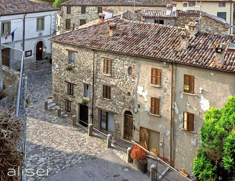 Tratto della strada principale del borgo strada borgo di Montecerignone