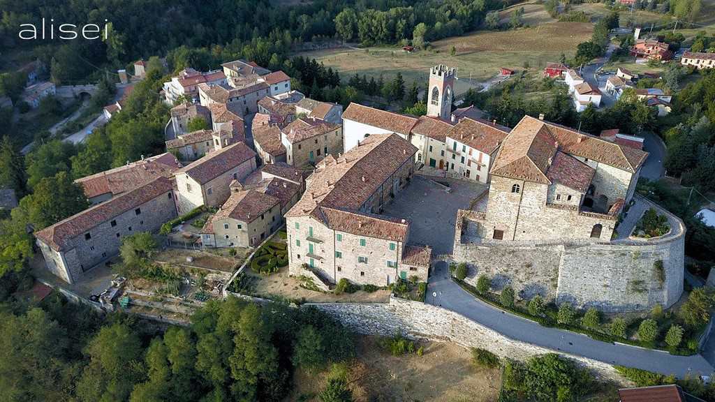 Particolare del castello con la Rocca borgo di Montecerignone dall'alto