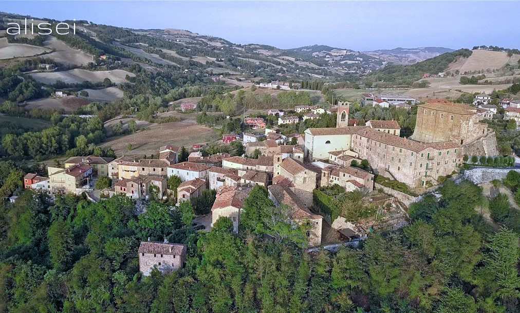Veduta panoramica dal drone di Monte Cerignone veduta dal drone di Montecerignone