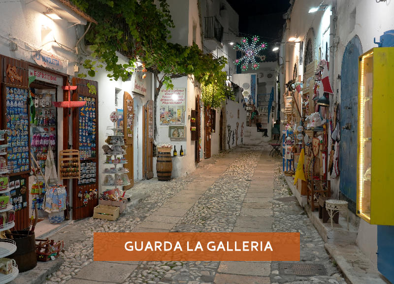 Avvio galleria fotografica vicolo di Peschici alla sera