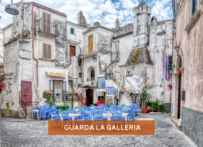 una piazzetta del borgo di Rodi Garganico