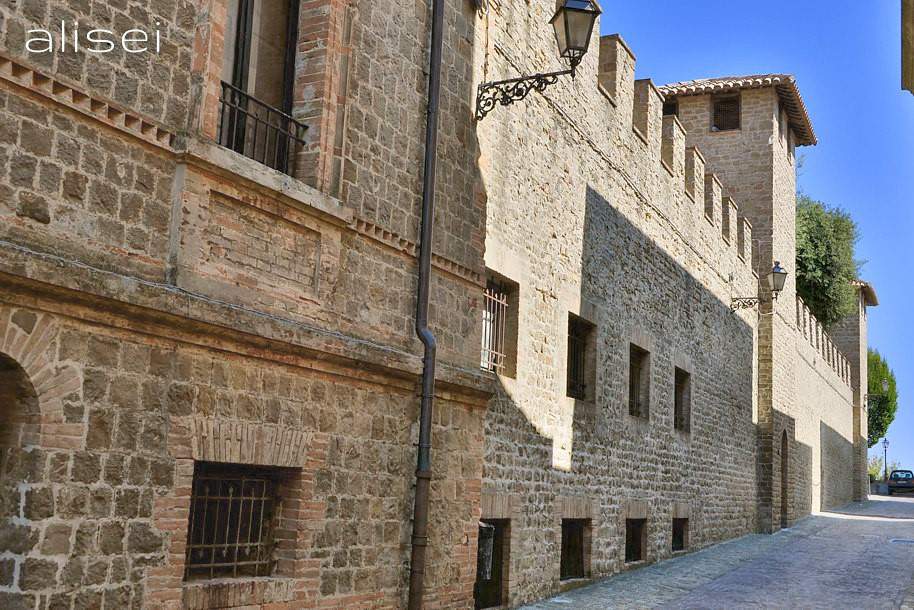 Tratto di mura castello di Tavoleto