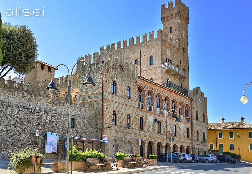 facciata castello sulla piazza di Tavoleto