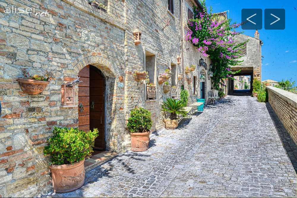 Vicolo sulle mura di cinta di Torre di Palme