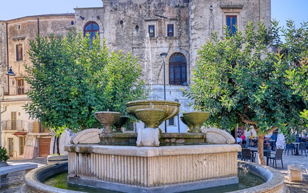 fontana nella piazza di ischitella