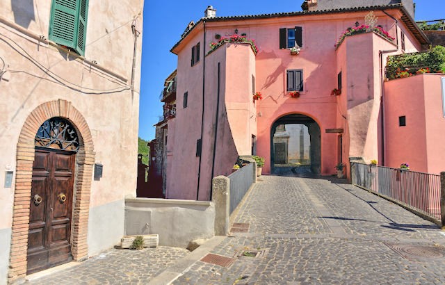porta d'accesso al borgo di Latera