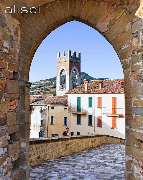 Inquadratura dalla porta d'accesso alla Rocca veduta sul borgo di Montecerignone