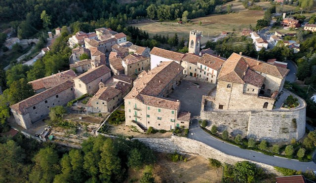 Il borgo di Monte Cerignone dal drone