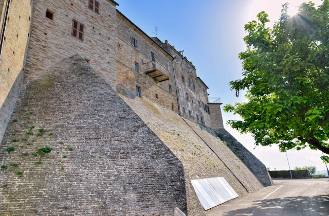 mura esterne castello di Monsampietro Morico