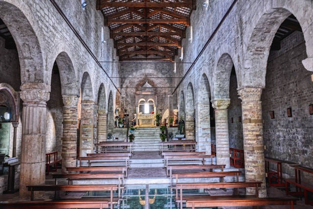 interno chiesa San Clemente al Vomano