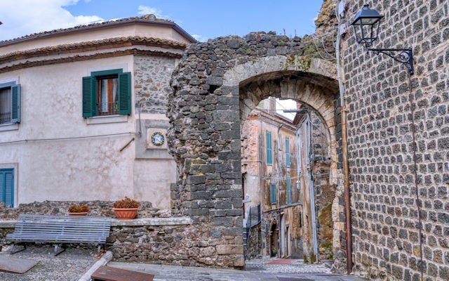 una porta del complesso baronale