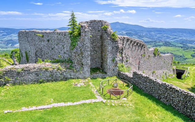 tratto cinta muraria rocca radicofani