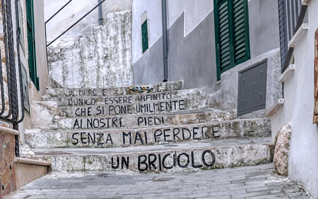 frasi nei gradini del borgo di Rodi Garganico