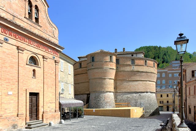 piazza principale con la Rocca di Sassocorvaro
