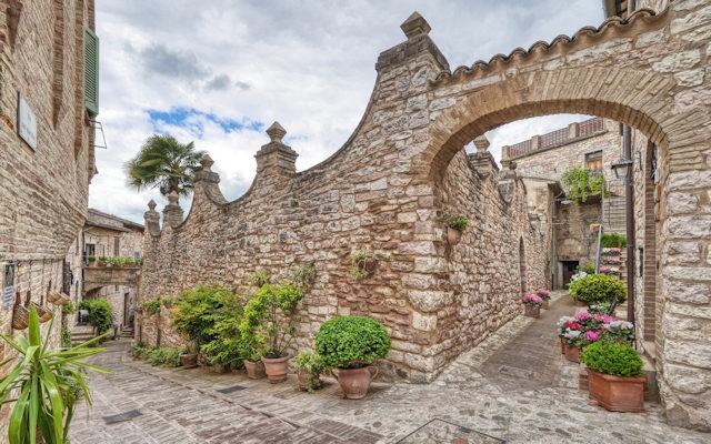 vicolo nel borgo popolare