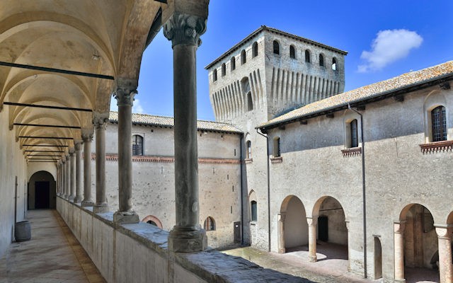 cortile interno castello di Torrechiara