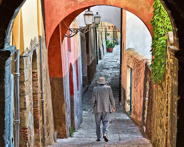 passaggio colorato nei vicoli di Tuscania