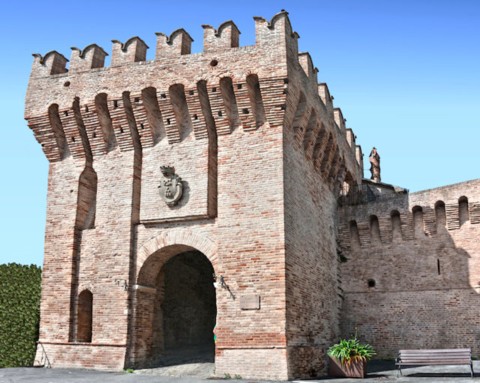 La possente porta S. Giovanni di Corinaldo