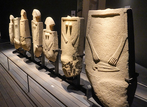 Una sala del Museo delle Statue Stele Lunigianesi all’interno del Castello del Piagnaro