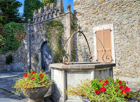 Ingresso principale al Castello Malaspina di Filattiera con il vecchio pozzo