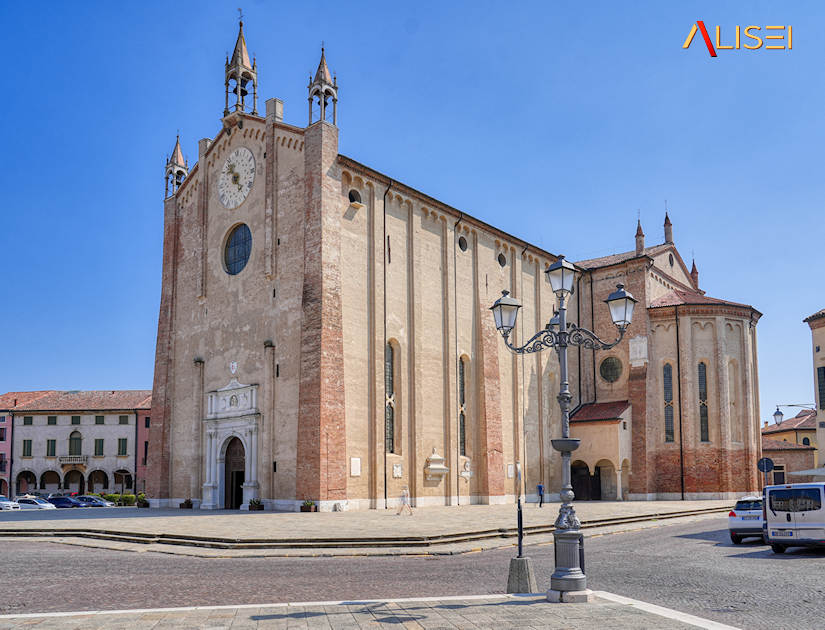 Il duomo di S. Maria Assunta che domina la grande piazza centrale di Montagnana