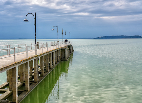 Il molo pedonale sul lago Trasimeno a Passignano