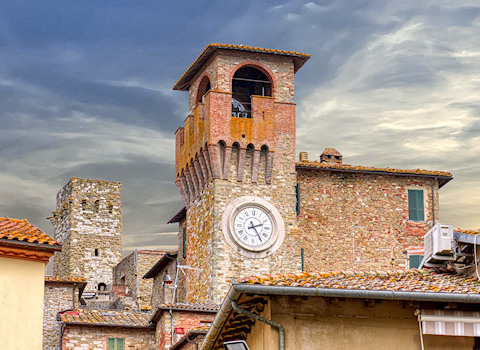 La torre dell'orologio di Passignano vista dal lago