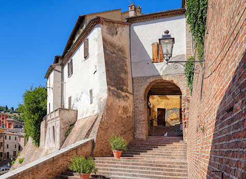 Porta d'ingresso al centro storico di Saltara