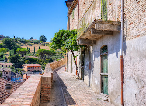 Tratto dei camminamenti di ronda lungo le mura fortificate del borgo