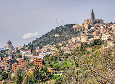 Todi vista da lontano sul suo colle