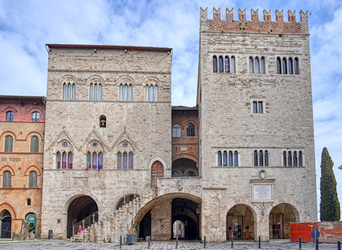 Il Palazzo del Popolo in stile lombardo-gotico