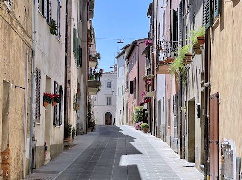 Una tranquilla via del centro storico