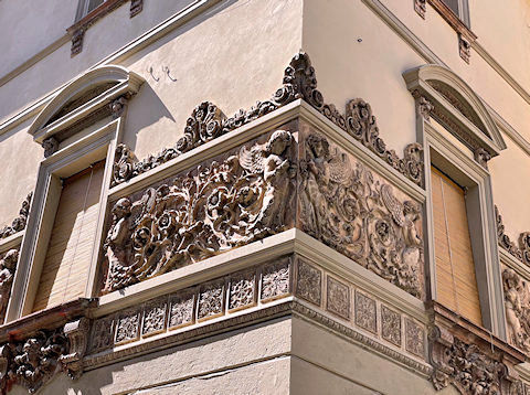 Bassorilievi in terracotta del palazzo Romizzi