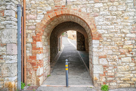 passaggio tra le mura esterne di Corciano