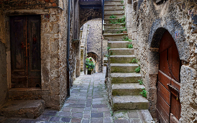 Castelvecchio Calvisio tra i monti abruzzesi
