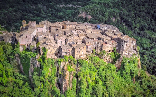 Calcata vecchia, borgo medievale nel Lazio