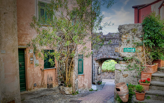 Montemarcello, borgo affacciato sul Golfo di La Spezia