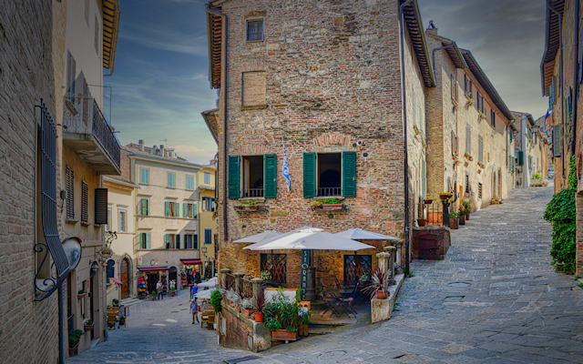Montepulciano, borgo rinascimentale in Val d'Orcia