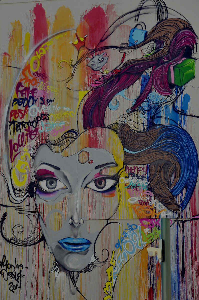 Murale di street art su un edificio industriale abbandonato, quartiere creativo Poblenou