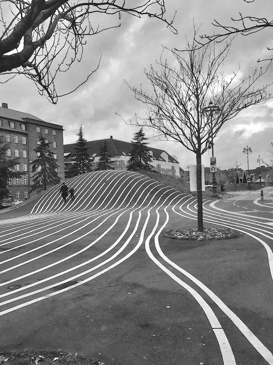 Spazio pubblico colorato e vivace nel quartiere di Nørrebro con elementi internazionali
