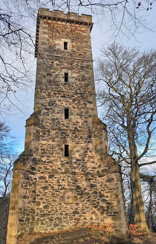 La torre vittoriana di Corstorphine Hill tra gli alberi, con vista su Edimburgo