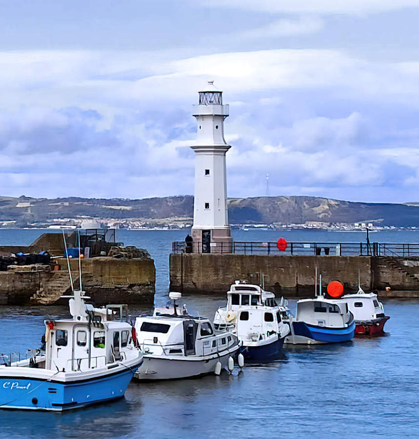 Il vecchio mercato del pesce vittoriano sul molo di Newhaven, con il tram sullo sfondo