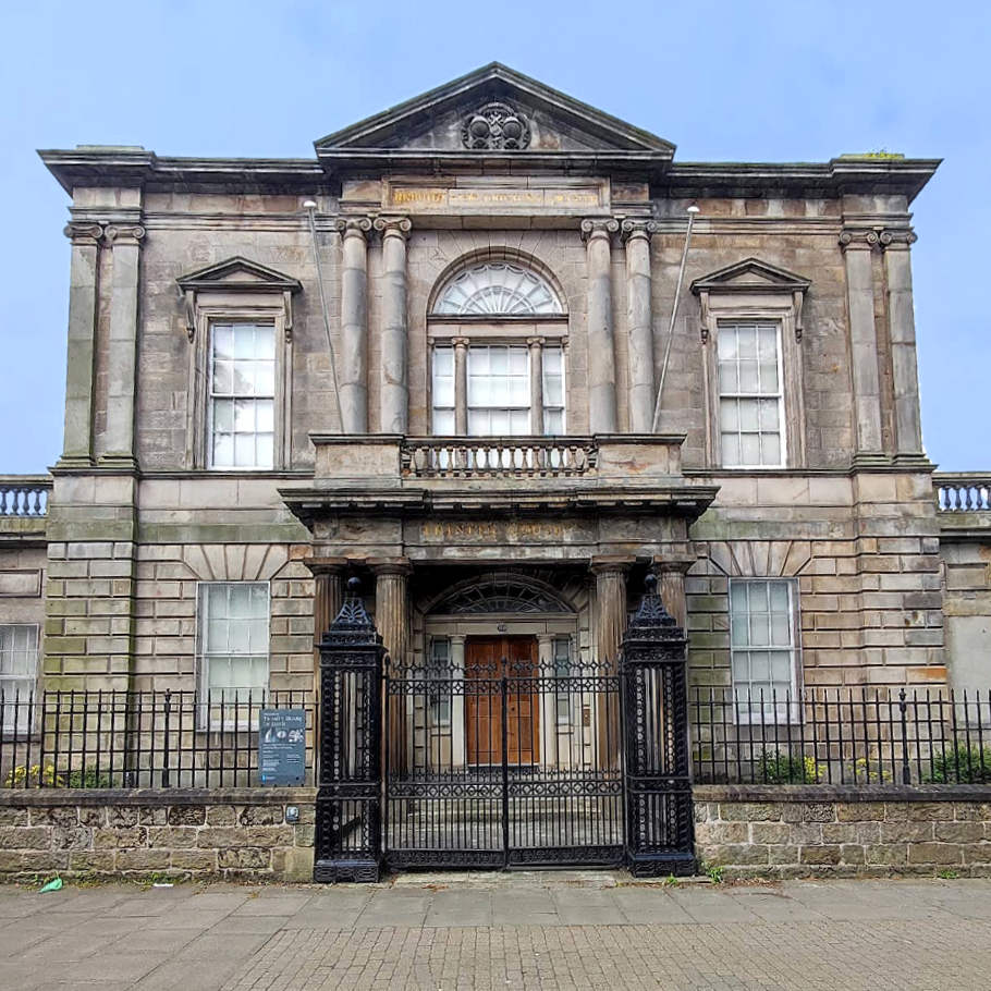 La sala di rappresentanza georgiana di Trinity House a Leith, con il tavolo in mogano