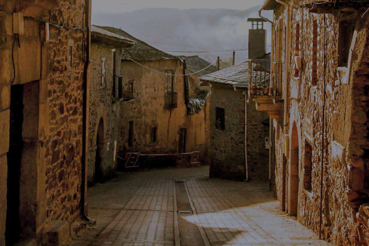 Villaggio di pietra nera tra le montagne della Sierra Norte