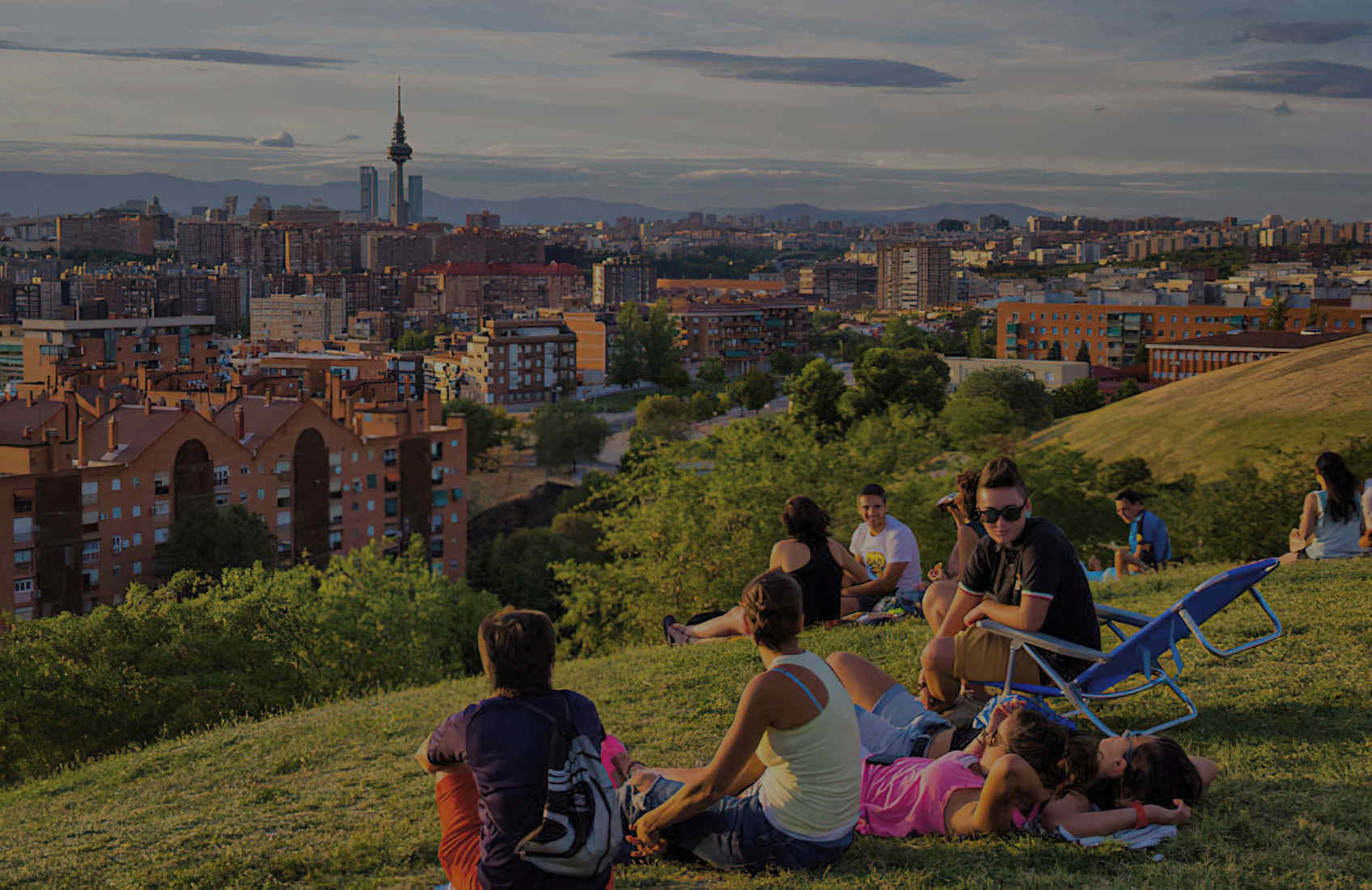 Tramonto panoramico sullo skyline di Madrid visto dalle colline